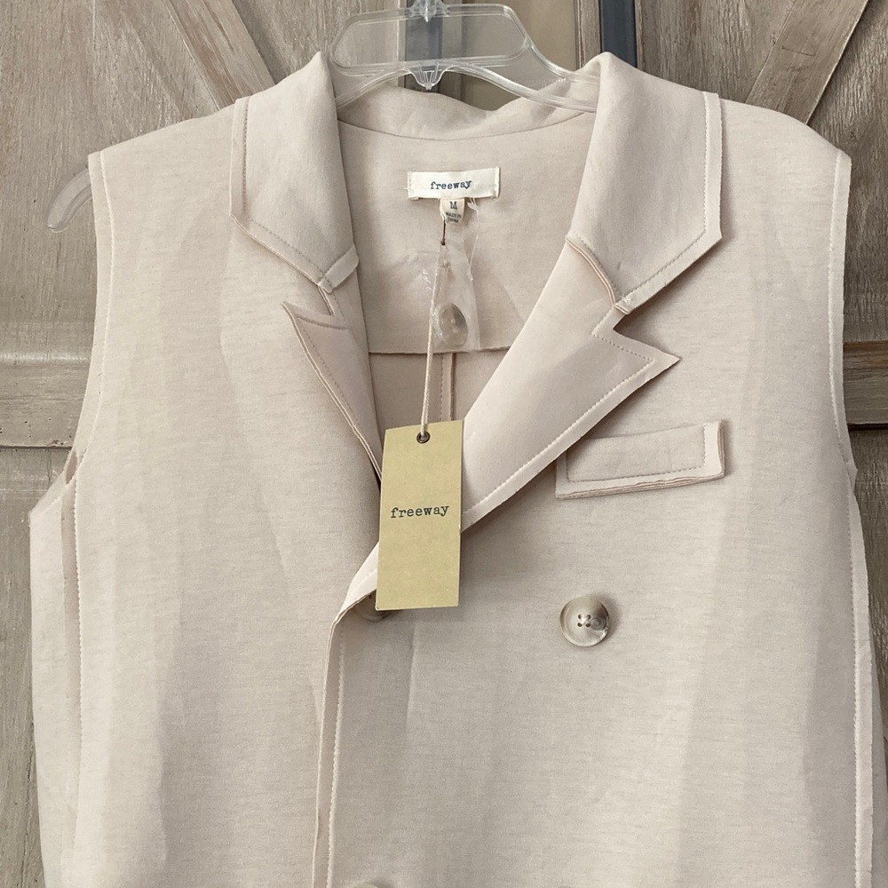 FREEWAY Women's Light Beige Double-Breasted Long Vest
SIZE M - Picture 2 of 10